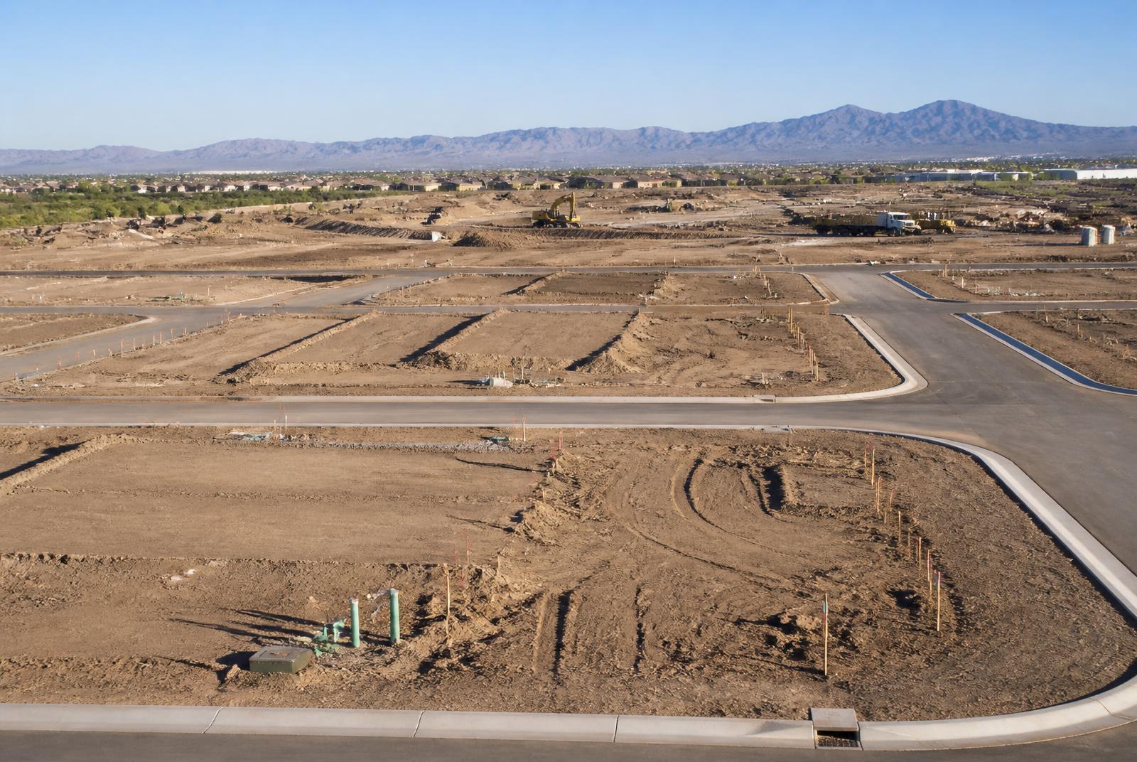 Open Arizona desert land parcel with mountain backdrop